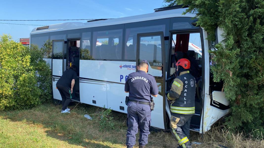 Tır ile servis midibüsü kafa kafaya çarpıştı: 1'i ağır 26 yaralı 15